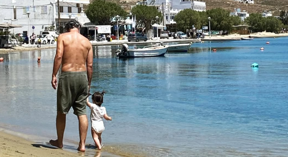 Έγινε για 2η φορά μπαμπάς ο Έλληνας ηθοποιός και τον είδαμε αγκαλιά με τον νεογέννητο γιο του